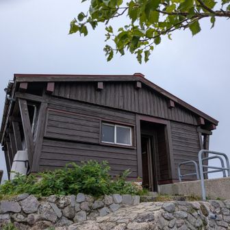 やっとこさ
チブリ尾根避難小屋(1900m)に到着

ブナ林等の樹林帯の谷のぼり
チブリ尾根にのっても見晴らしはほぼ無く
黙々と歩いてやってきました

靴を脱いでストレッチさせて貰いました

トイレもあり
綺麗に整備された小屋でした