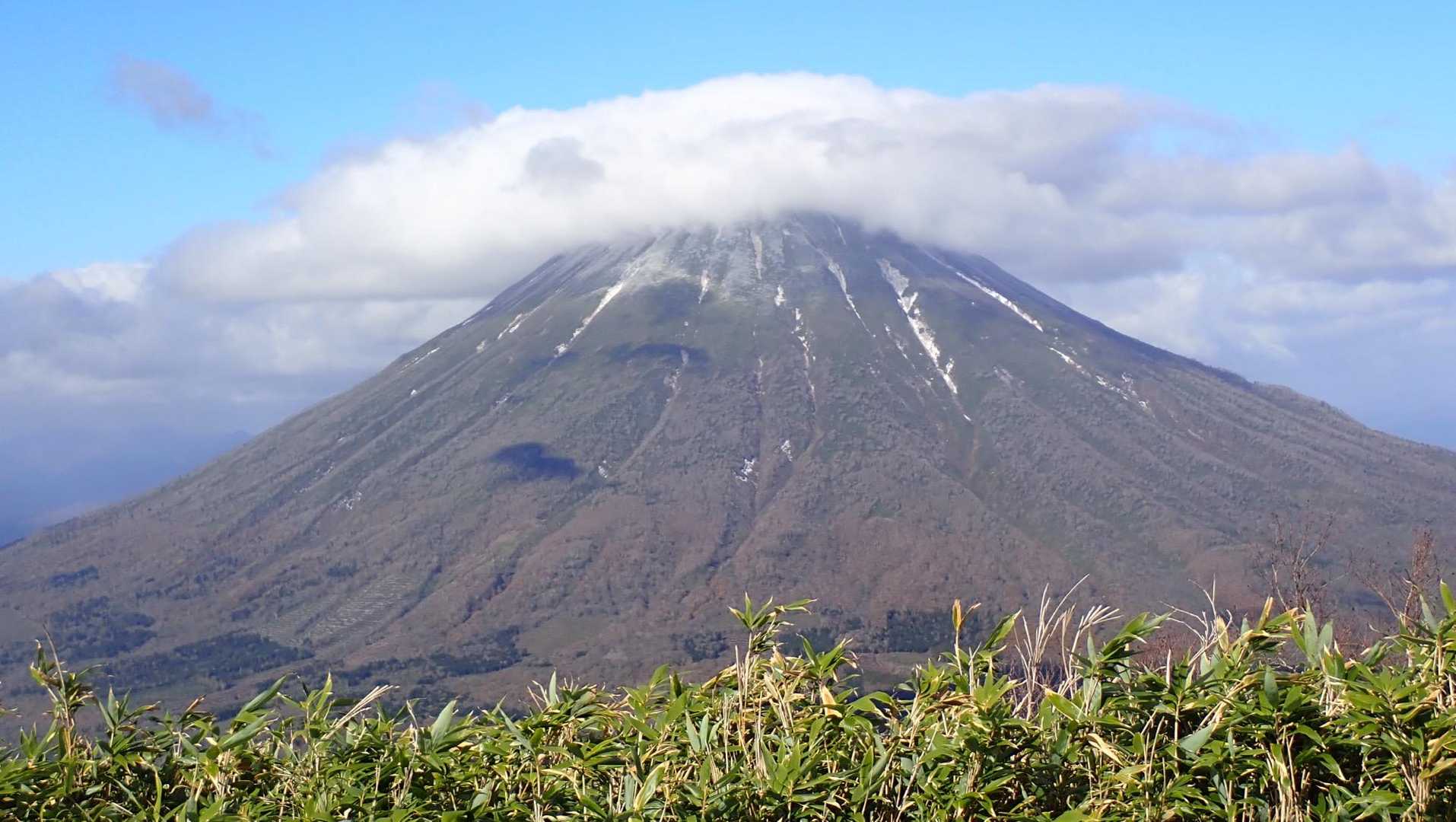 羊蹄山山頂はガスの中