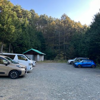 沢入登山口の駐車場。
朝7時頃着、まだまだ余裕がありました👍