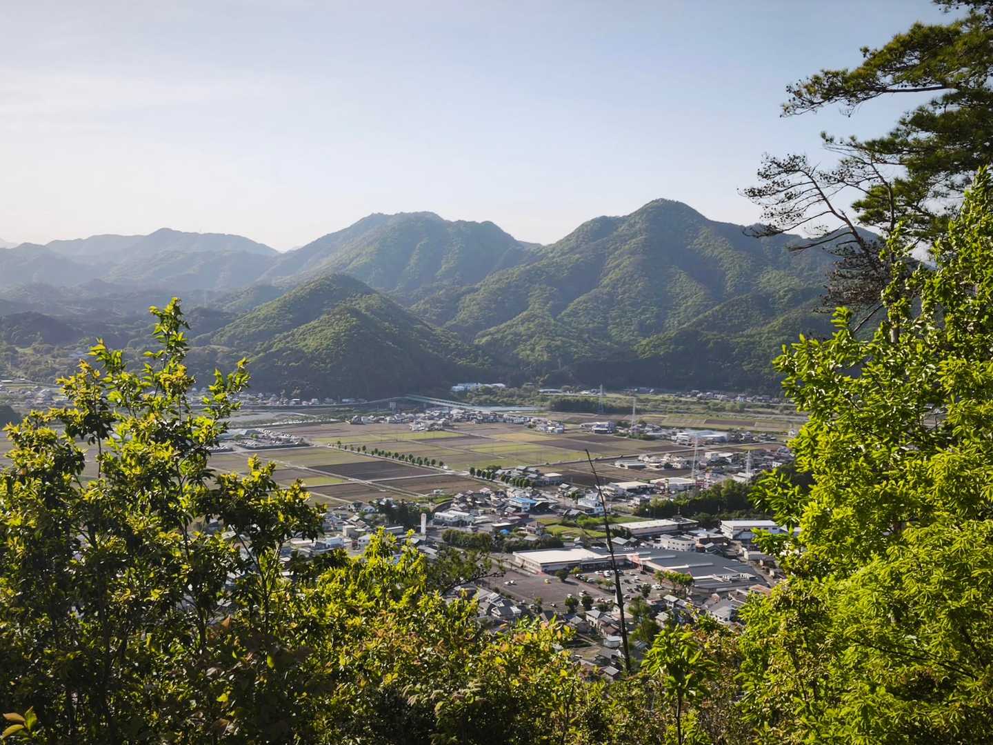東には誕生山、天王山。