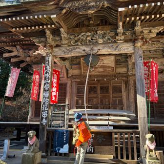 賽銭箱の奥に木でできた刀、かっこいい