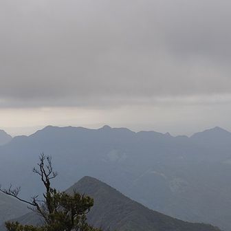 北岳広場、かろうじて由布岳が見えた、中岳からケルンの谷に行こうかと思ったが、天気悪、下山。