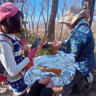 新サンドイッチ山。
山姥さんからエッグサンドを戴きます。