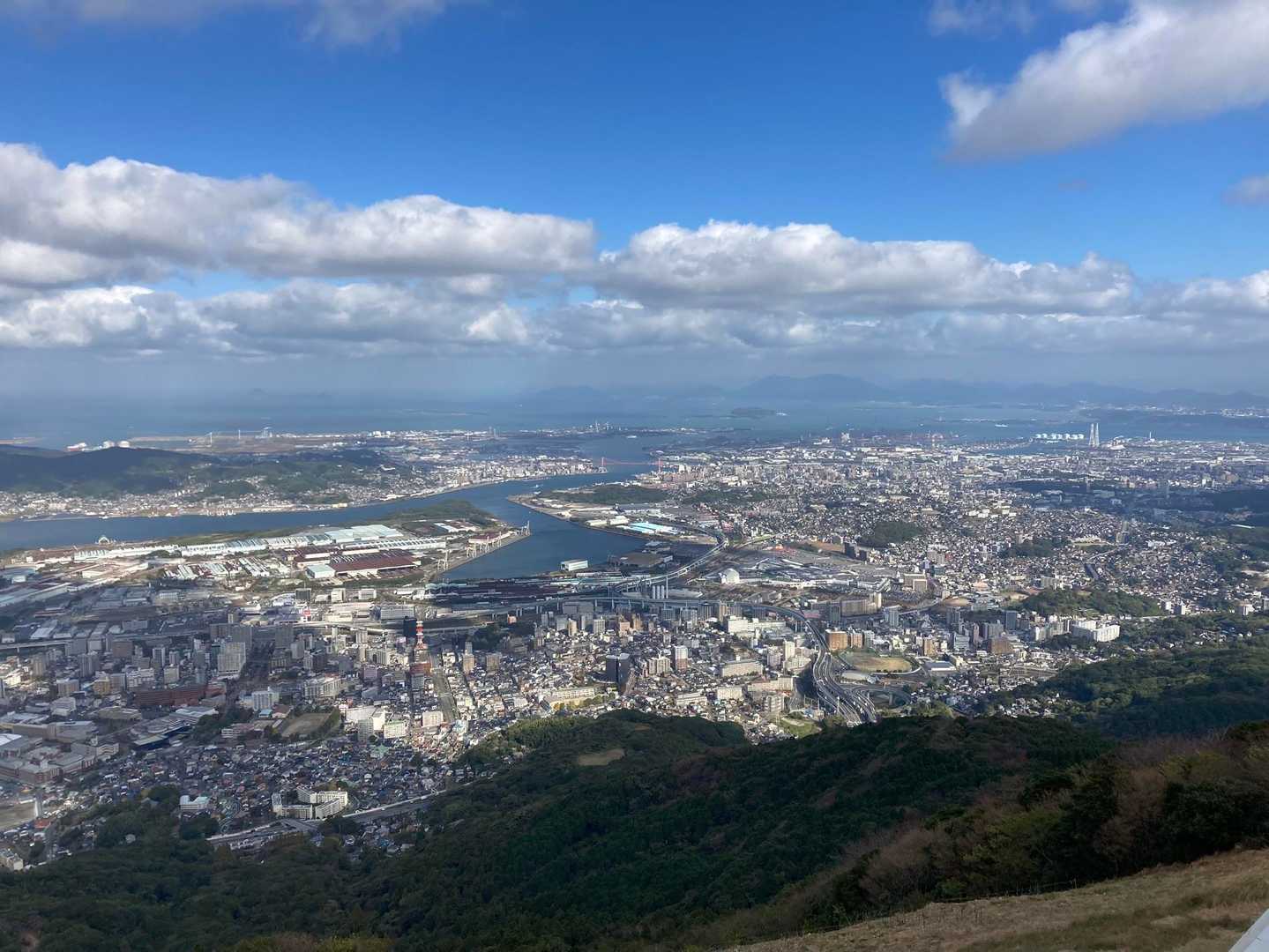 山頂は広場改修工事中です
端っこから若戸大橋を望む