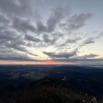 日の出。山頂はノリさんいつもの定位置に鎮座