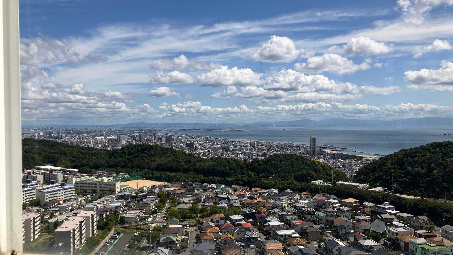 初めて店内へ
双眼鏡を貸していただくと２日後に行く万博会場が見えた