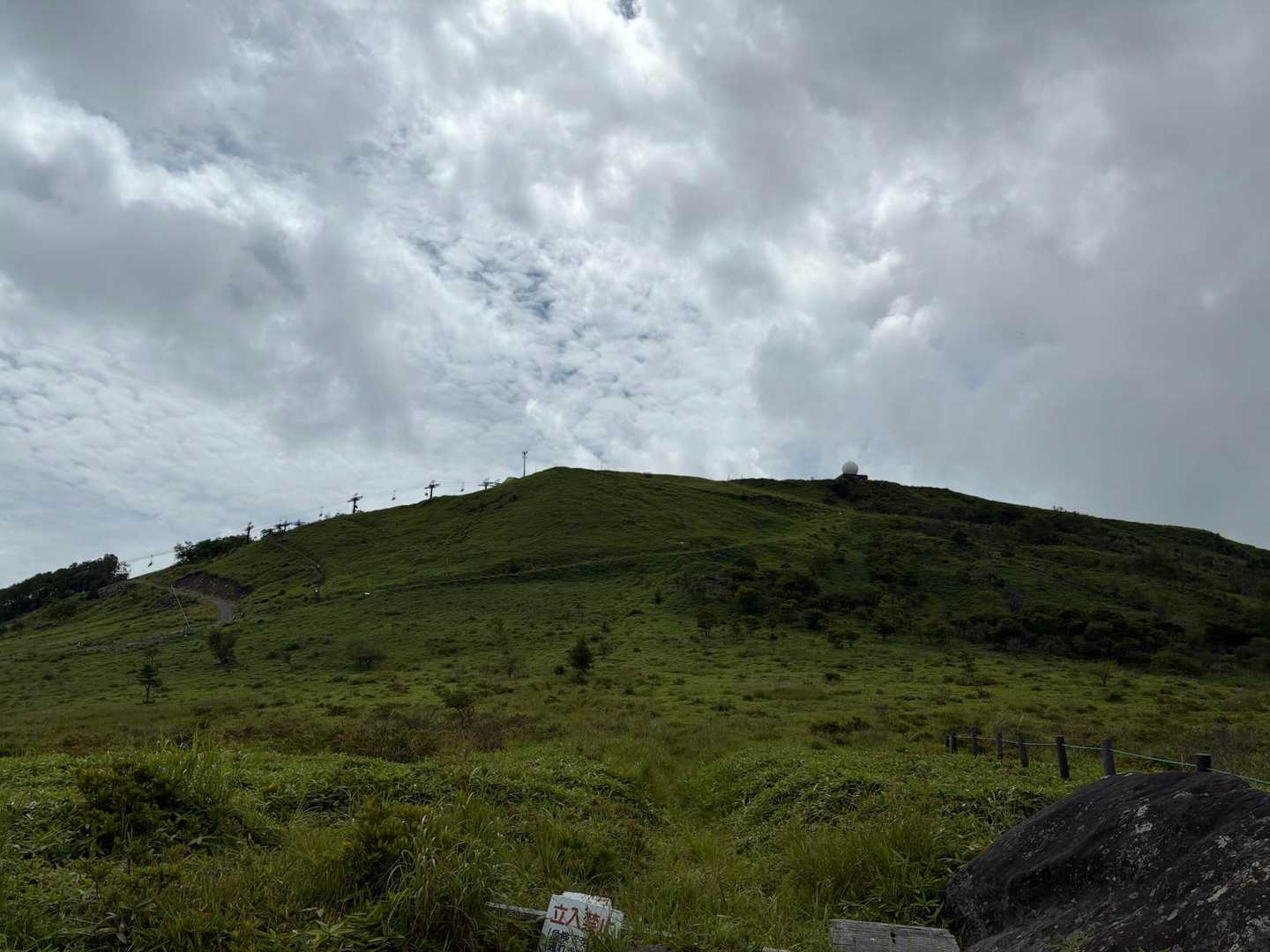 車山を見上げる

雲が増えてきた🤔
午後からは☂️マークやったからなぁ

