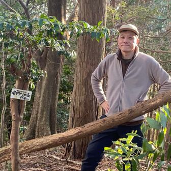 いだてんの記念すべき1000座目は、この眺めのまったく無いマイナーな山になりました😅　なんて読むのかもわからない山。たまには📸撮影しておこうかね😙
せっかくだからどこか有名な山に登っても良かったのですが、まぁこういう山のほうが僕らしいですね^_^
帽子🧢がだいぶ傷んでいたので、年末の誕生日に息子が新しいのをプレゼントしてくれました。これでまたガシガシ歩けます^_^