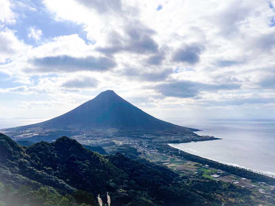 山頂から開聞岳をのぞむ。むちゃくちゃきれい。感動！