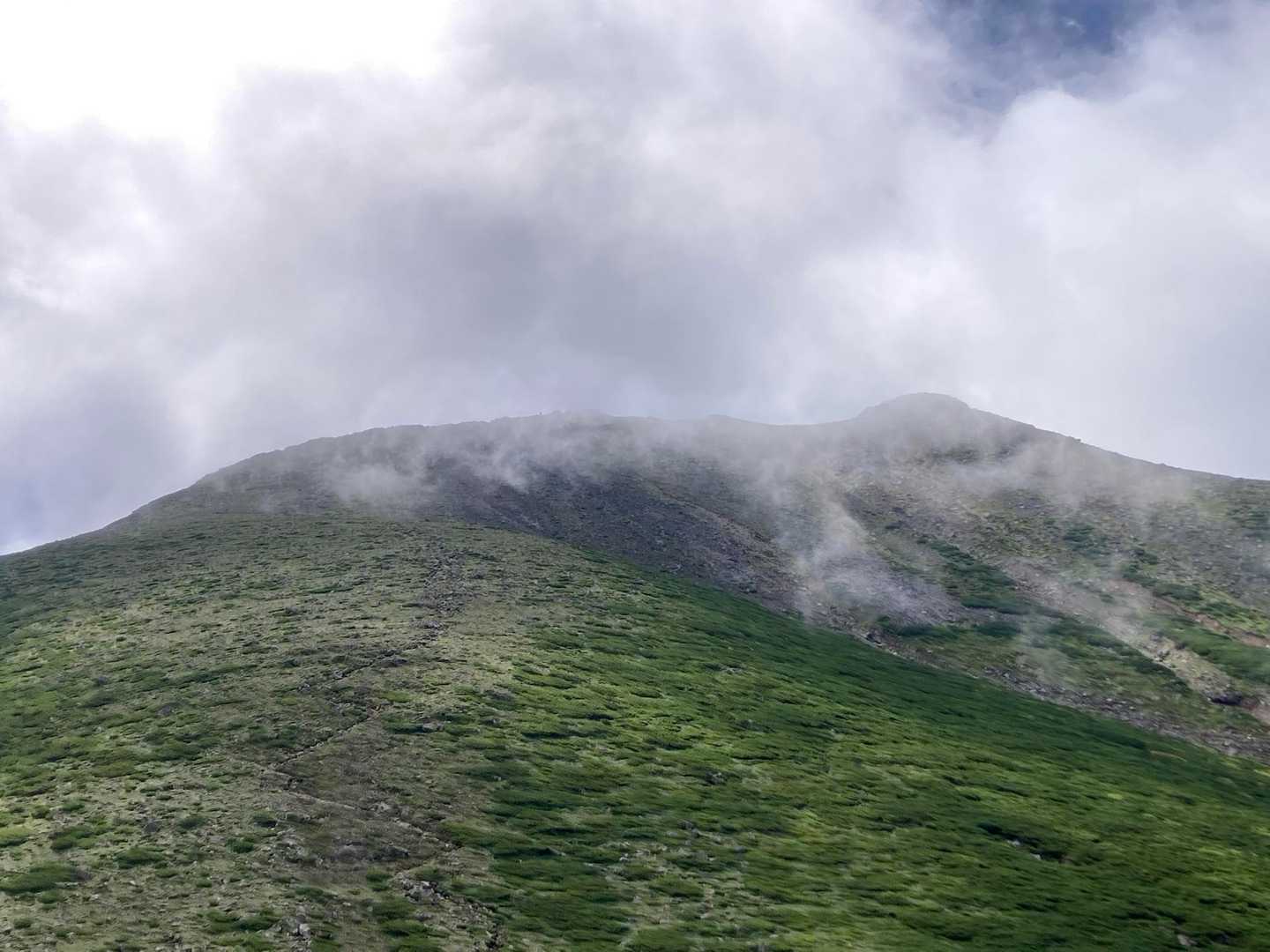 もうすこし待とうかと思いましたが、下山します。
振り返って、美瑛富士⛰️