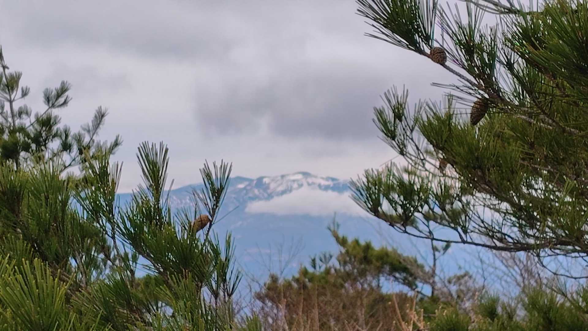 隙間から山