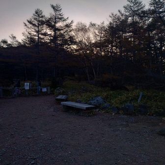 ここは登山口のある車坂峠

朝 起きたら
高峰ビジターセンターへ
朝５時では
第１駐車場は余裕で満車

３００m程進み第２駐車場へ
やはり旬の山は人がすんごいの