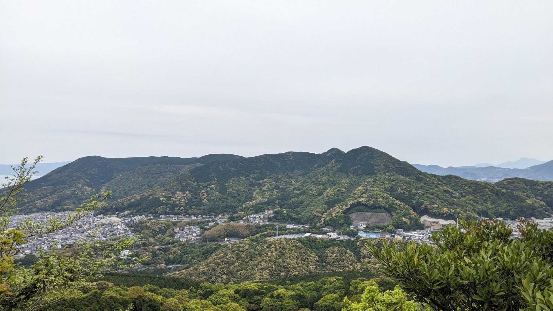 おー！前日に歩いた稜線が。嬉しいなぁ。
右から2番目のトンガリが烏帽子岳みたい。
右奥の遥かには雲仙や九千部岳がはっきり見えた。