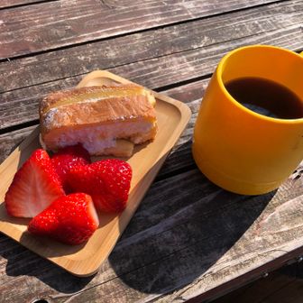 デザートは、ロールケーキに、大好き佐賀産いちごさん