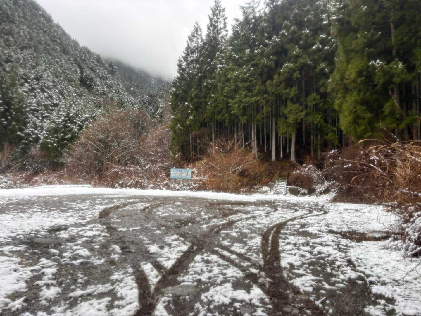 雪はあったけどべちゃ雪状態が途中から続いたので1番奥まで来れました😃
気温下がってこれらがアイスバーン状態になるとこうは行かないので、携帯圏外に転回する場所もあまり無いためそれなりにある林道歩き推奨💦
少し右奥階段が登山口⛰️