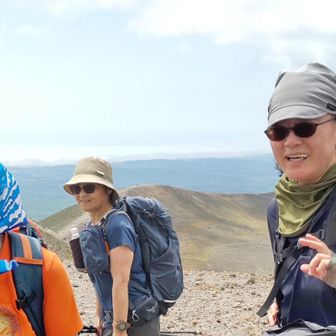 コズさん達でした。
２.3年前の晩秋だったかな？
あの説はお世話になりました。
とある登山後に登山口でコズさんに会い、うちら車に戻り車内での会話で水無い…と、あたふたしていたら、ペットボルトの水を車まで差し入れしてくれたんだよね🎵
女神だわ🎵
何で水無いのわかったのかな…？
そして一緒に山行った時に自車🚐パンク😅
ご迷惑おかけしましたm(._.)m

