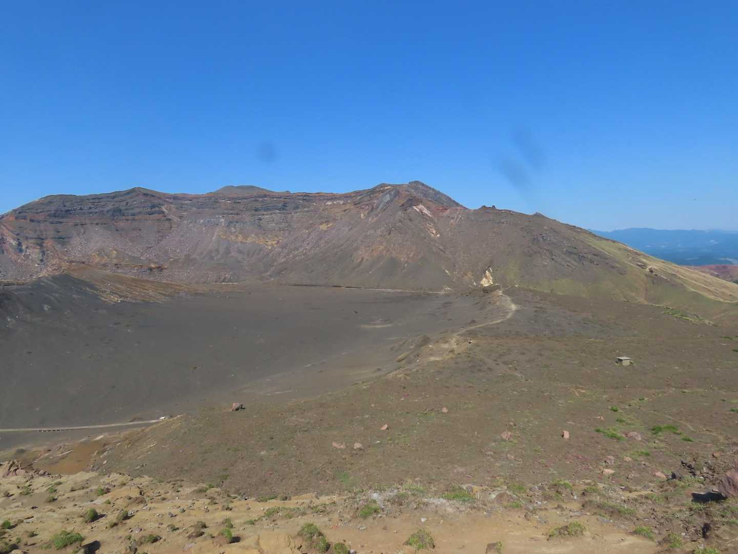 砂千里浜の向こうには、中岳・高岳。