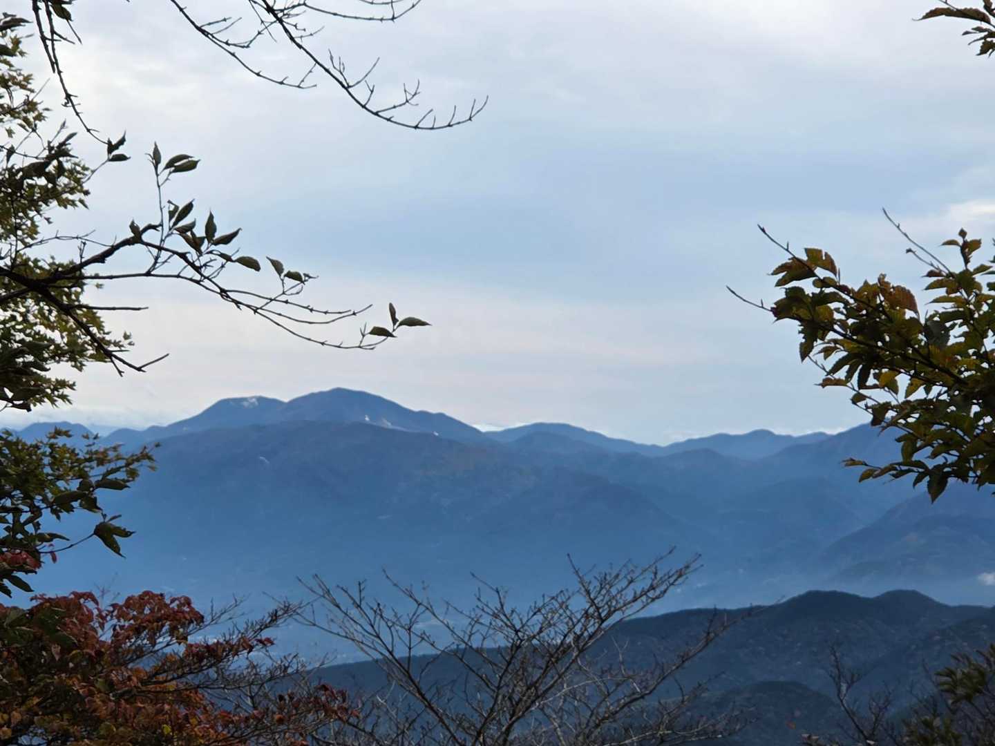 この前行った明神ヶ岳も見えました
その奥に箱根のお山も
うっすら大涌谷も見える