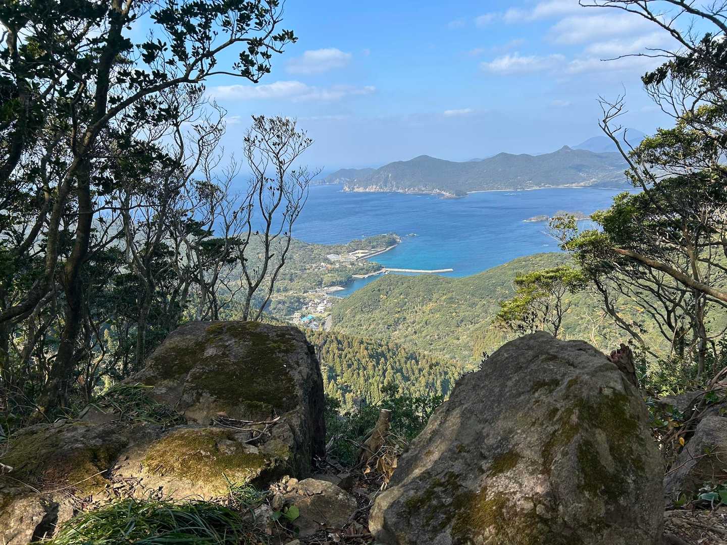 次々に展望スポット
「小天狗岩」展望所に到着
久志湾方面が見えてます

ここは私のお気に入り
まだ脇の岩を整備して進化続けます♪