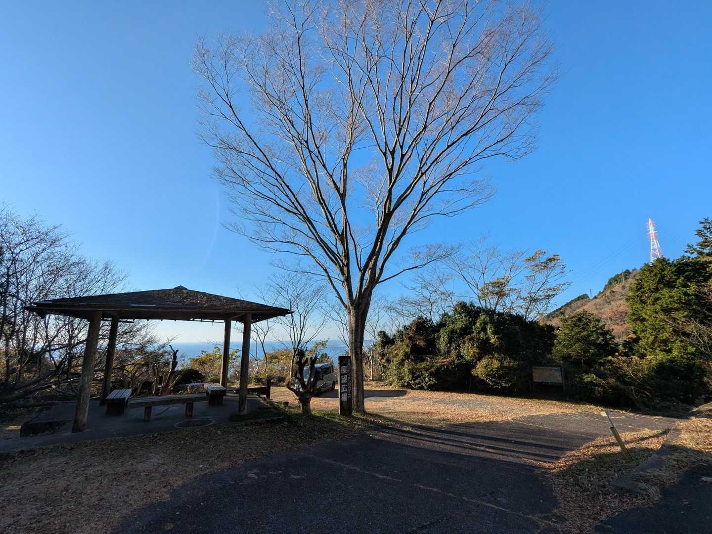 広い駐車場に私達の車のみ🚙
にしても今日は雲ひとつない最高のお天気☀