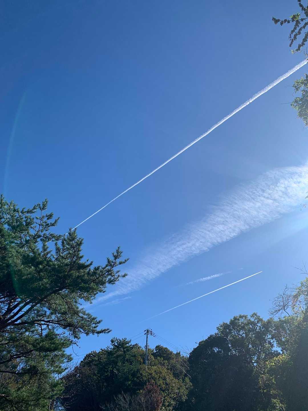 綺麗な飛行機雲が何本も😊