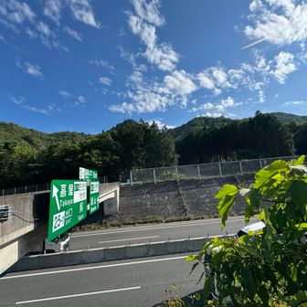 山陽自動車道の橋の所まで下山した。今日登った白鳥山と松子山。