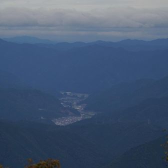 山頂手前は、剱岳や郡上八幡城が見えるらしい