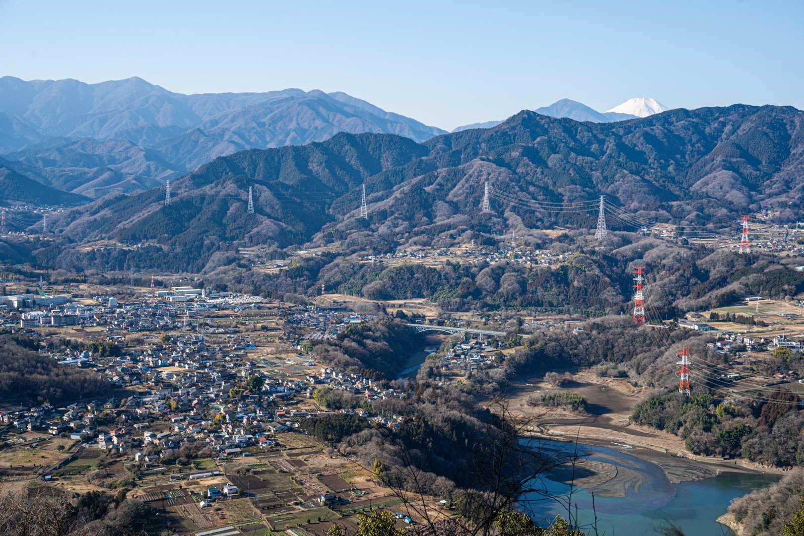 津久井湖・相模原市・丹沢山域と富士
（縦走路で一番の展望スポット“見晴台”から）