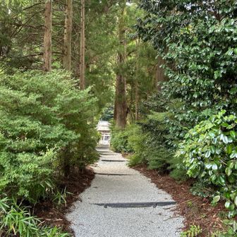 駐車場から高天彦神社への参道