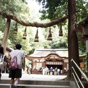 狭井神社
大神神社の摂社。病気平癒の神様で、万病に効くといわれる「御神水」が湧き出る
ここから三輪山の登拝をしようと思っていたが、猛暑等の影響なのか、登拝受付が中止されていた