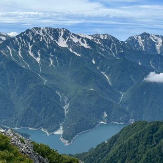 立山、剱岳、黒部湖が見えています。