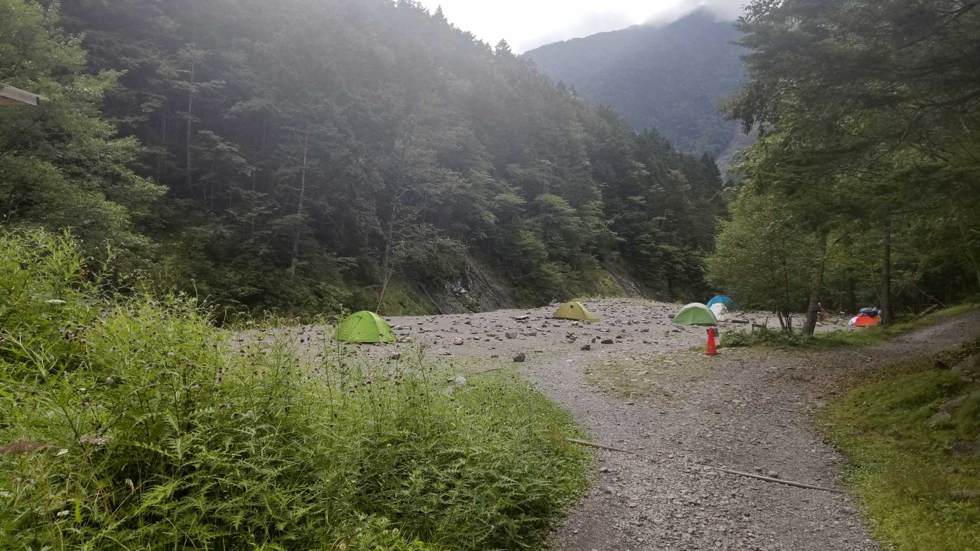 テント場広い。下の段もある。