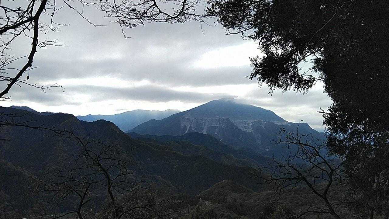 武甲山の頭頂部お隠れ