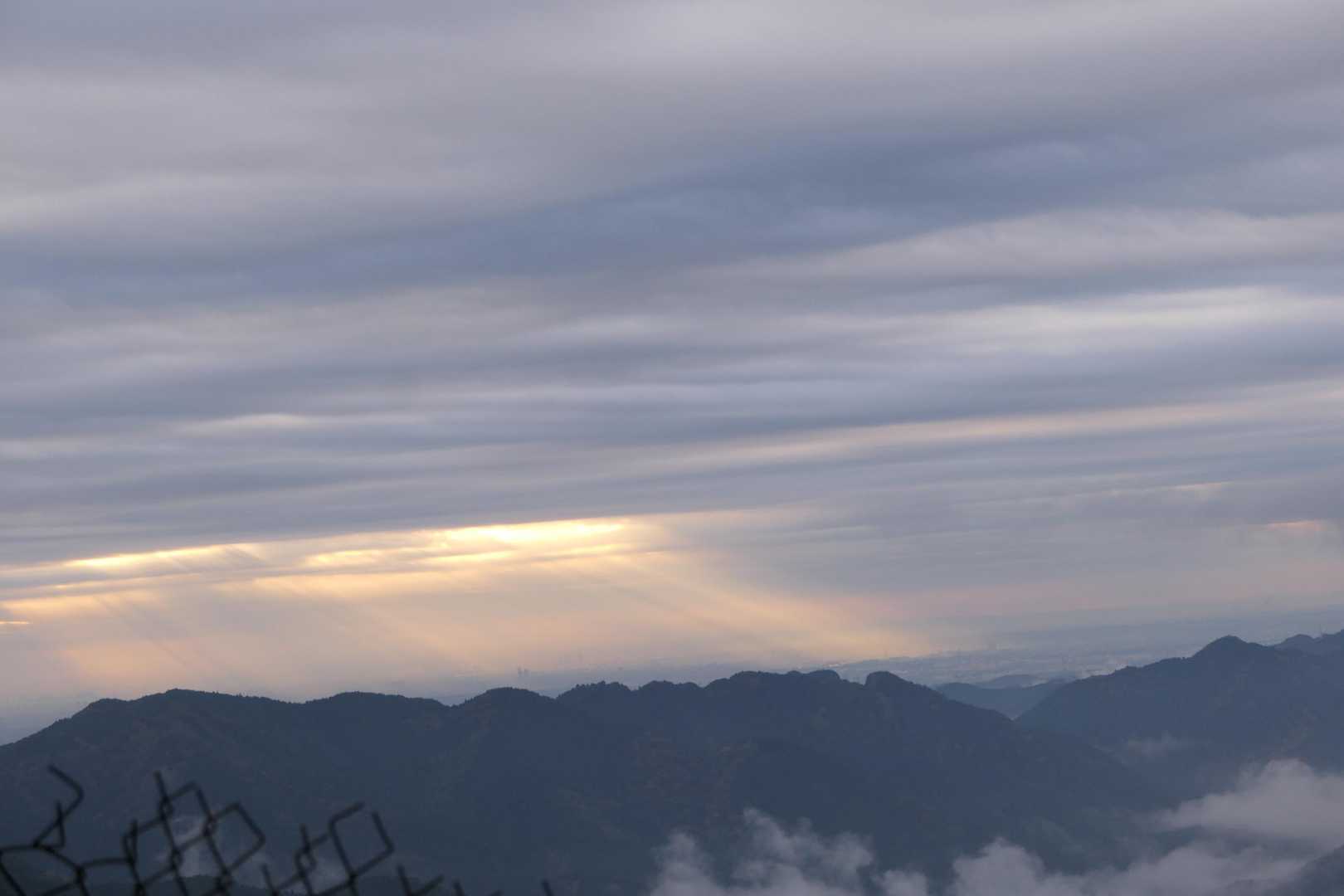 空は曇ってます。