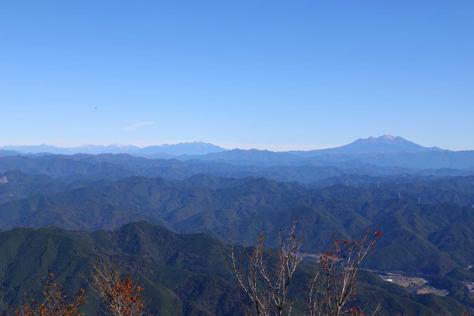 南岳の少し手前にある展望箇所。
北アルプス〜乗鞍岳〜御嶽山