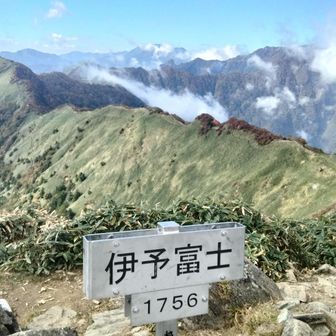 石鎚山も見ることができました✨今日も大渋滞かな？ここでも広島、福岡から来られた方に四国の山は険しくて雄大ですね…となんだか嬉しいですね☺️