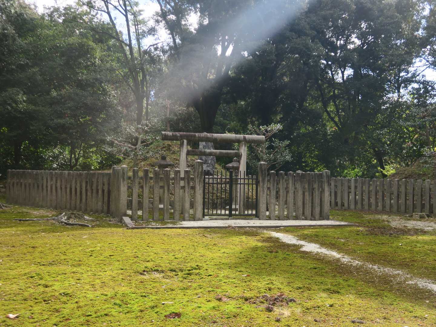 このあたりから皇室の墓地が続く。