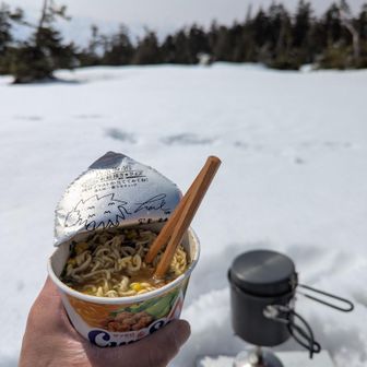 下山のラストスパートに向けて最後のチャージ🍜帰りの水も確保でき復活💪