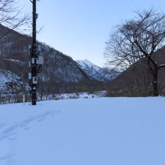 ここ🅿までアイゼン履いたまま下りて来ました～　
朝撮りそびれた武能岳を📸