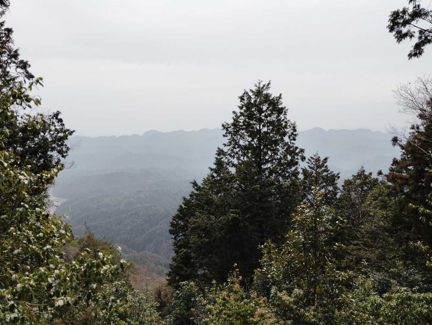 薄っすらと　御嶽山が見えません