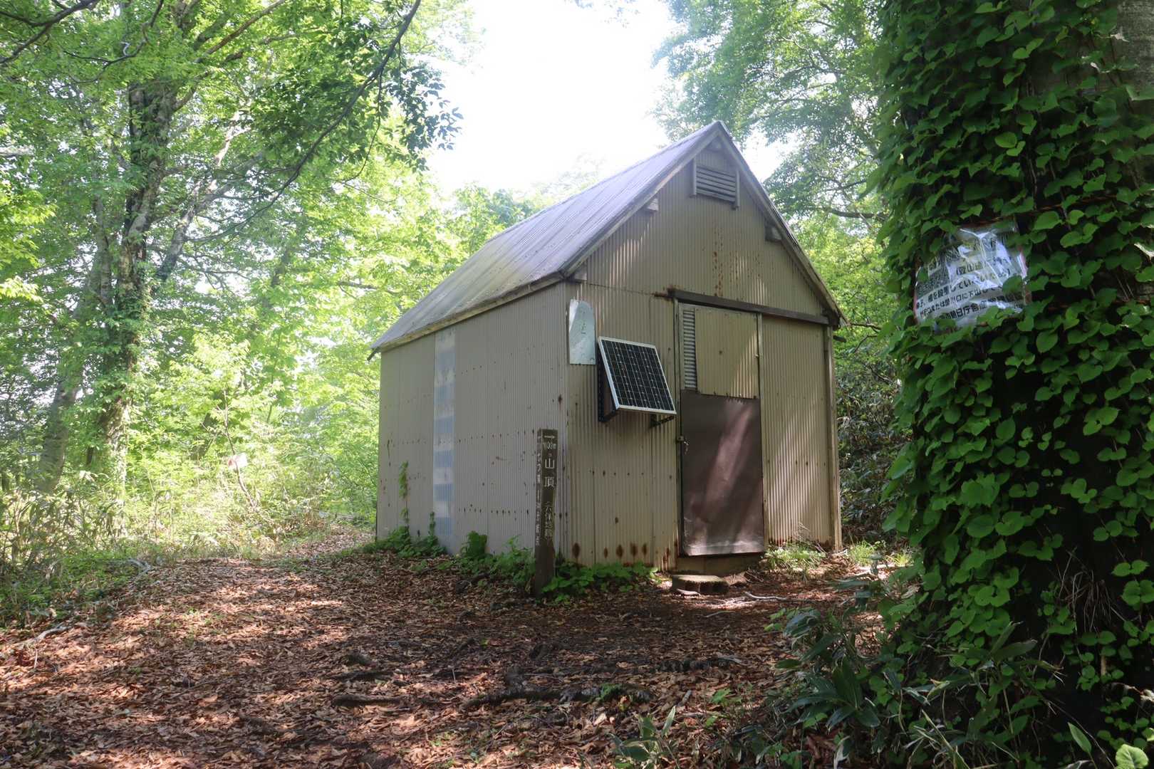 避難小屋。中には摩耶山についての説明の掲示や写真が飾られています。