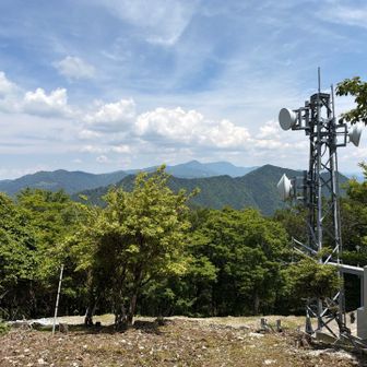 山頂は開けていて電波塔やその管理施設があります