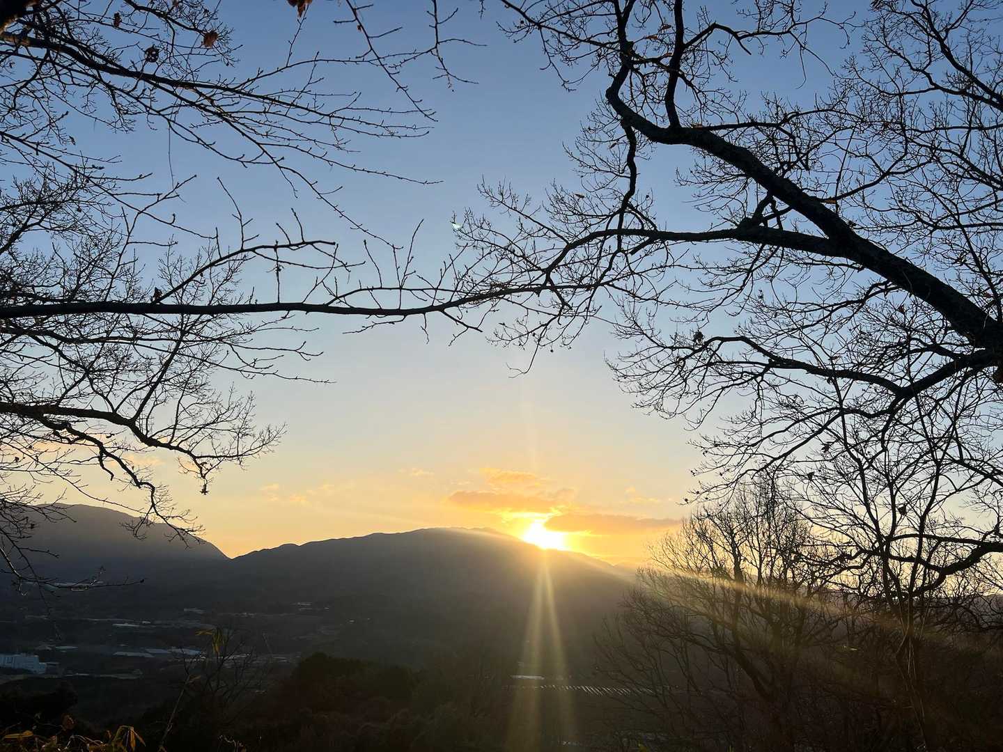 寒空の下、みんなで初日の出を静かに拝みます