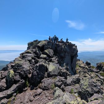 登山客にあふれる羅臼岳