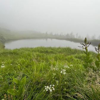 幻想的雰囲気の中、小屋の方に別れを告げ