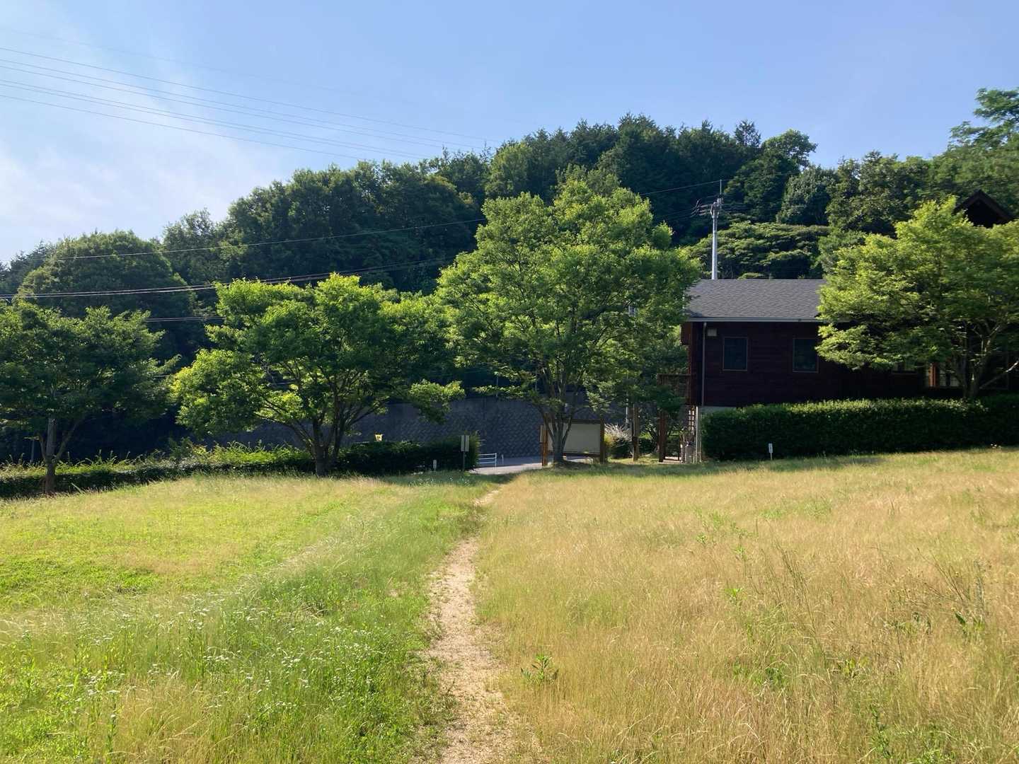 研修棟に戻ってきました。畦田キャンプ場までは車で10分程度です。