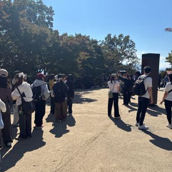 山頂標の、写真待ちの列は二手にわかれて並んでいました。