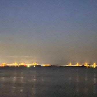 市営無料駐車場へ6時前に到着するとまだ4〜5台した停まってない…
真っ暗の中、薄い白線確認できずどこに停めようか右往左往💦
明るくなってから白線関係なく停めてる奴になりたくないので、一番端っこに停める😅