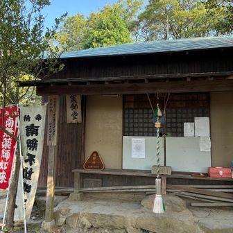 山頂です。日当たりよくて暑いからか思ってたより人は少ない。