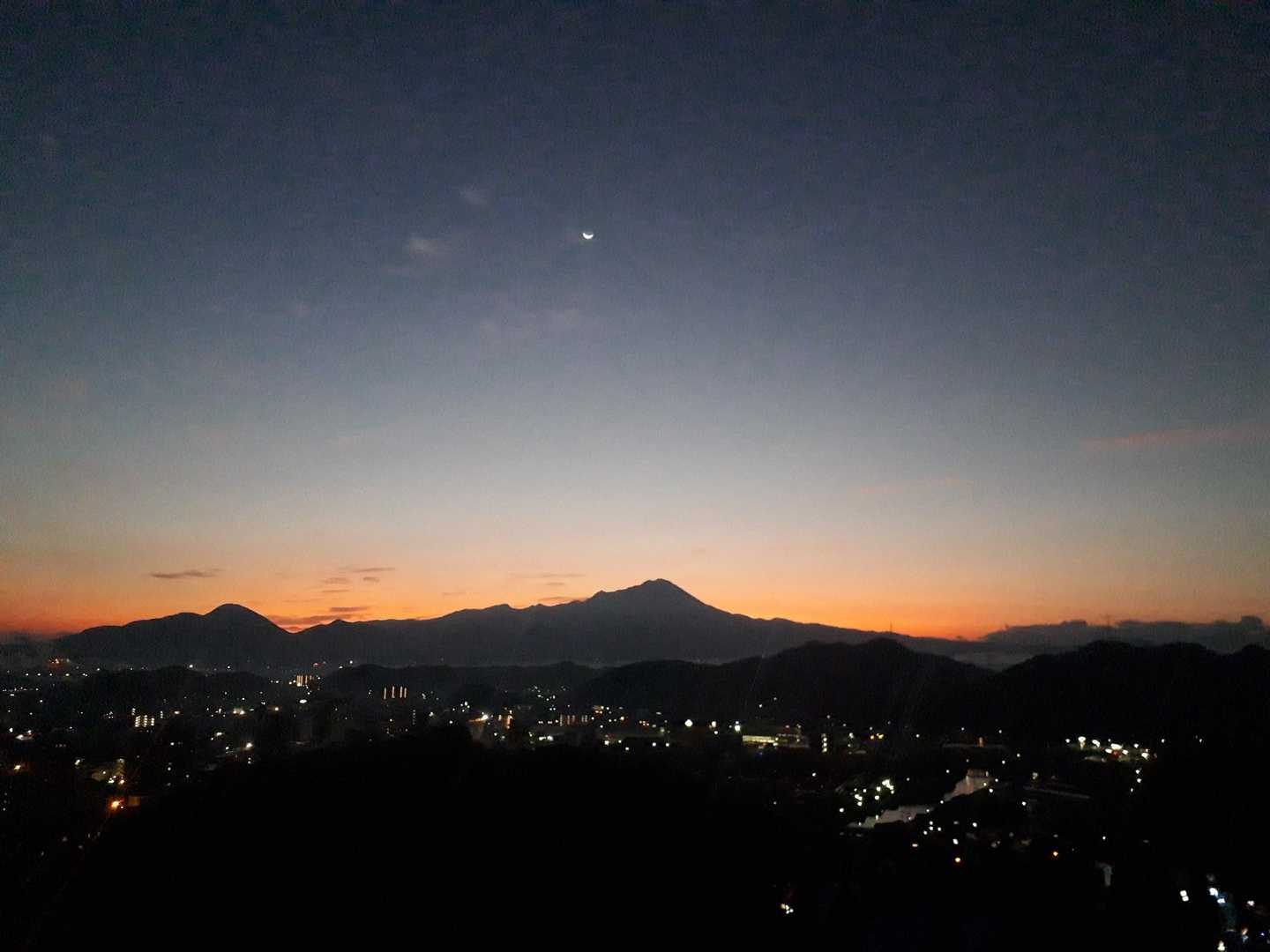 天然のグラデーション


朝の訪れ、いい感じです